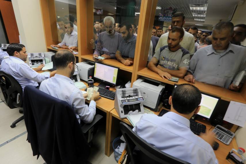 وكالة الصحافة الفلسطينية - دفعة مالية لموظفي غزة الاثنين مع فروقات المنحة القطرية