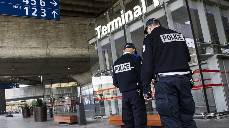  اعتقال شخصين لحملهما مسدسا  لعبة  في مطار بباريس