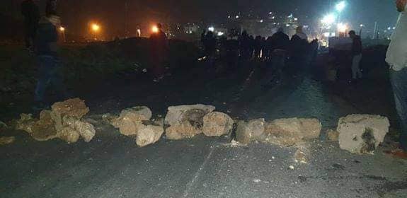وكالة الصحافة الفلسطينية - أهالي مخيم الفوار يغلقون مدخله احتجاجًا على انقطاع الكهرباء