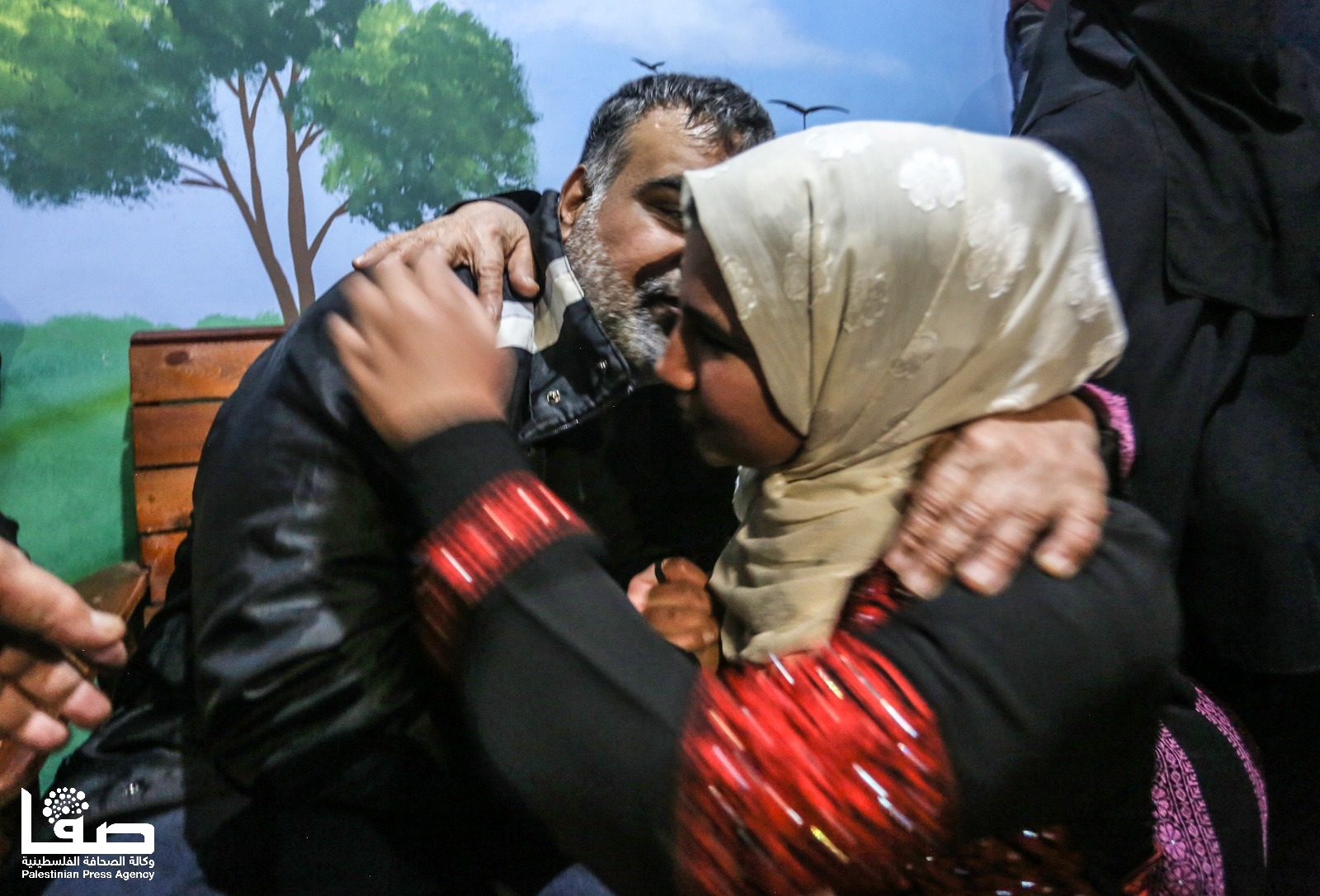 وكالة الصحافة الفلسطينية -  جُمانة  تطوي 17 سنة من الحرمان برؤية والدها المحرّر
