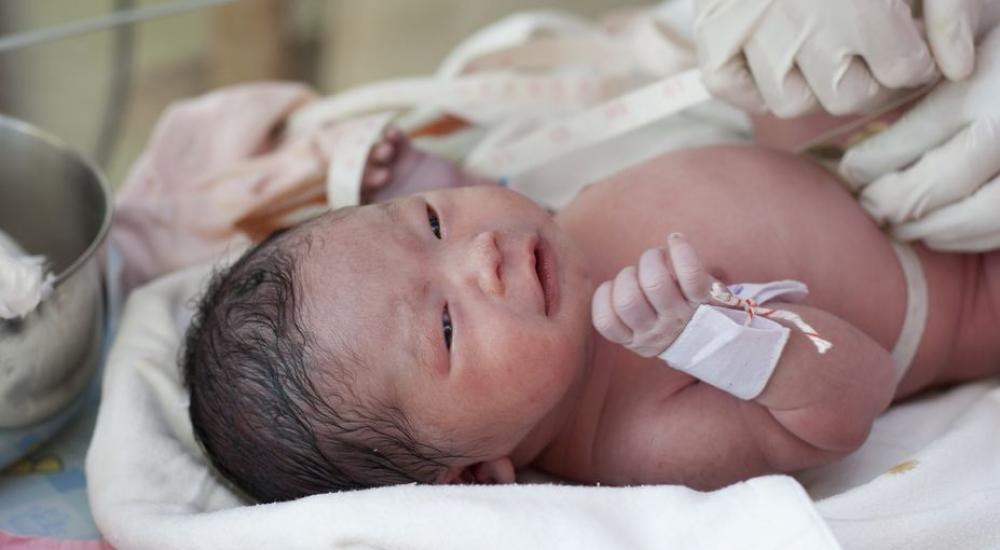  يتم بتدليك أذن الطفل بحركة دائرية بإصبع واحد