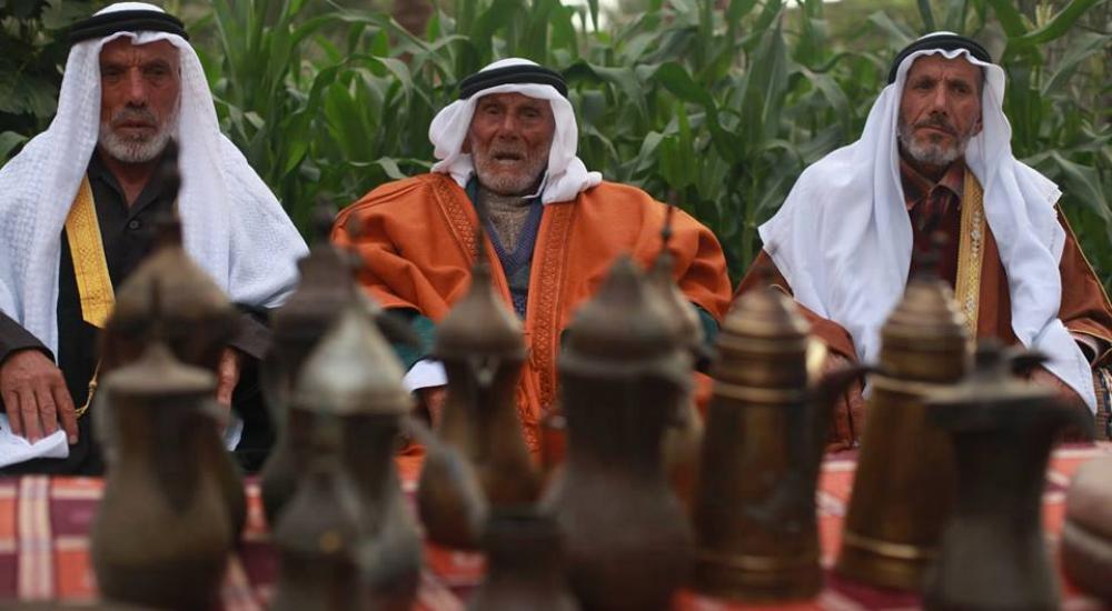 الحاج محمد الحواجري (وسط)