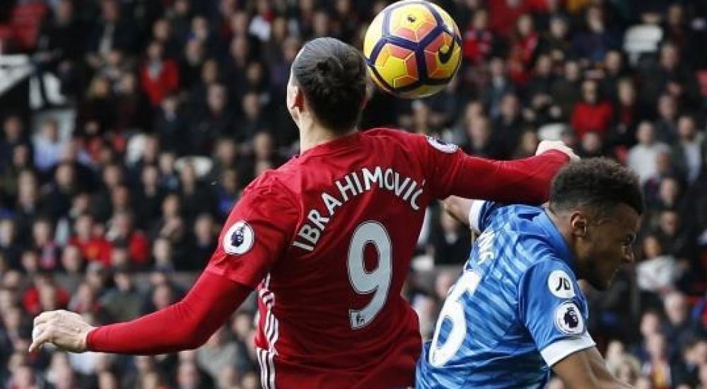 لقطة اعتداء إبراهيموفيتش على لاعب بورنموث