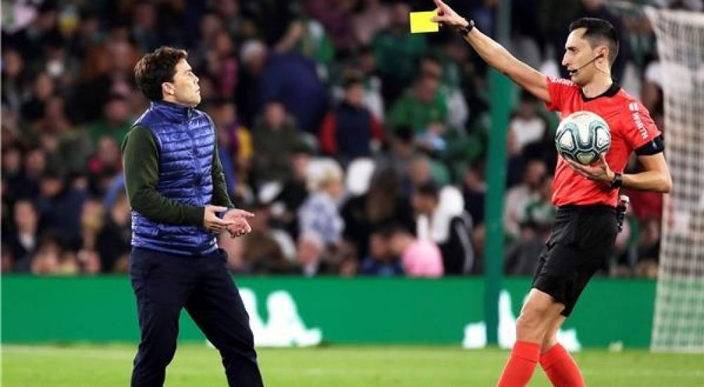 الحكم خوسيه ماريا يتناقش مع مدرب بيتيس