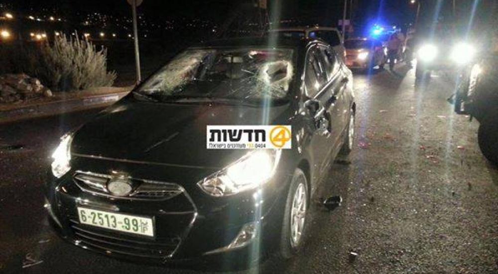 سيارة فلسطينية تعرضت لإلقاء حجارة من المستوطنين