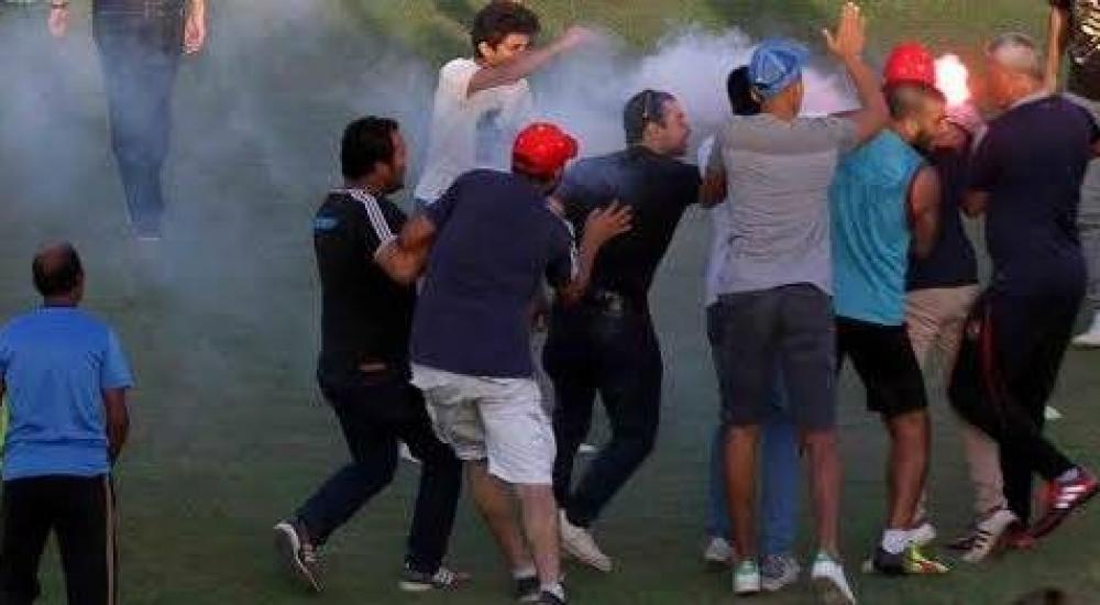 جانب من غضب الجماهير على لاعبيها بعد اقتحام تدريبات الأهلي من الألتراس