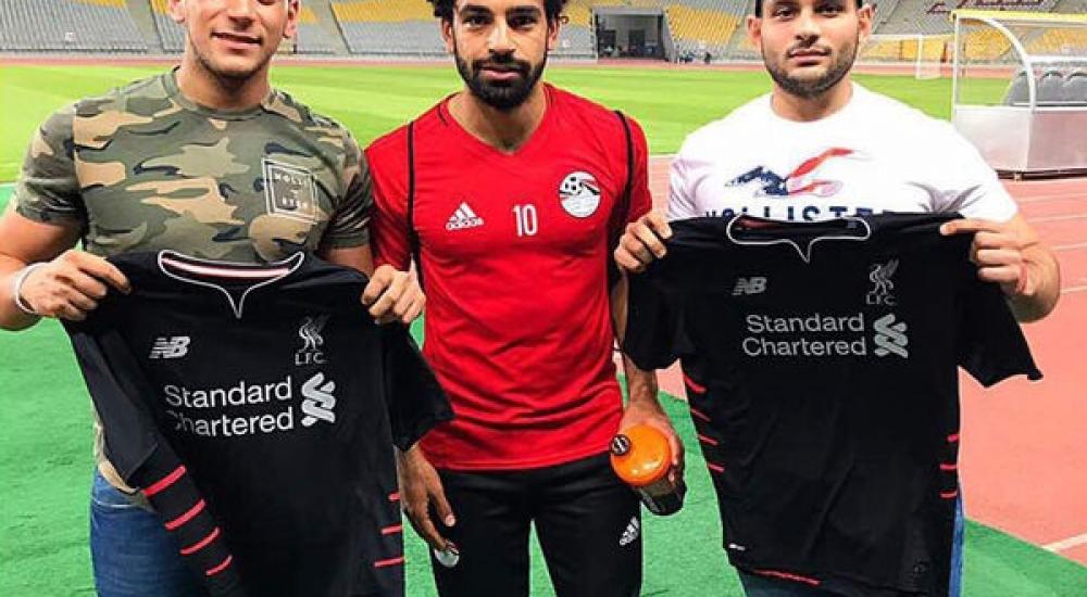 صلاح ظهر خلال تدريبات المنتخب المصري إلى جانب شخصين يحملان قميص ليفربول