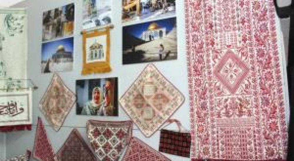 مطرزات في الجناح الفلسطيني