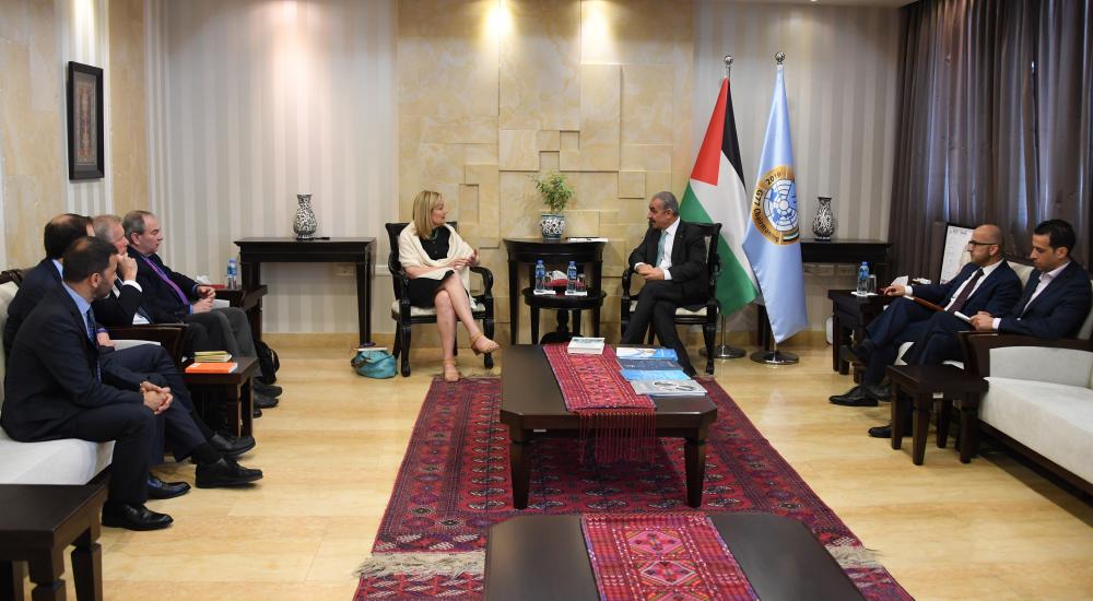 اشتية خلال اللقاء