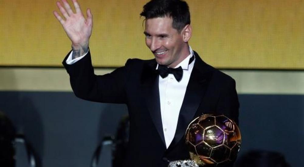 ميسي مع الكرة الذهبية