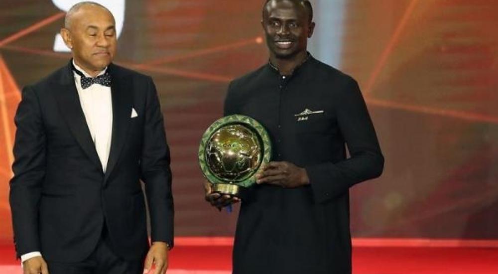 ماني متوجاً بالجائزة