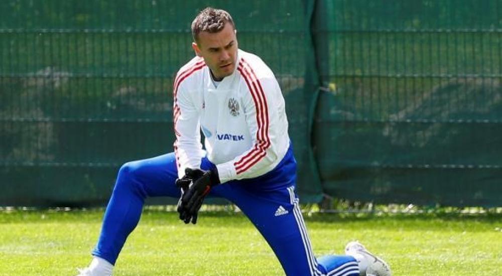 حارس مرمى منتخب روسيا إيجور أكينفييف مرتدياً قميص المنتخب الألماني
