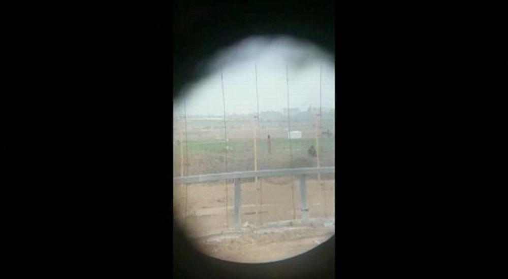 جانب من فيديو قنص جندي إسرائيلي متظاهرًا على حدود غزة (أرشيف)