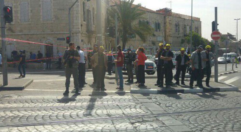 وصلت قوة كبيرة من الشرطة وطواقم الإسعاف