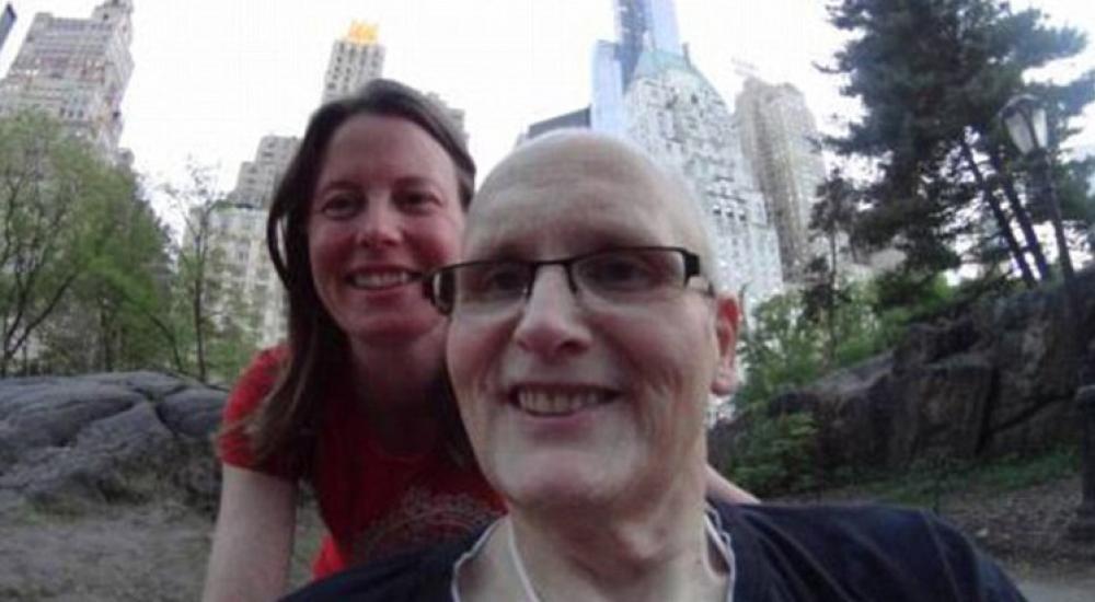 البريطاني بول ميسون وزوجته المستقبلية ريبيكا ماونتن