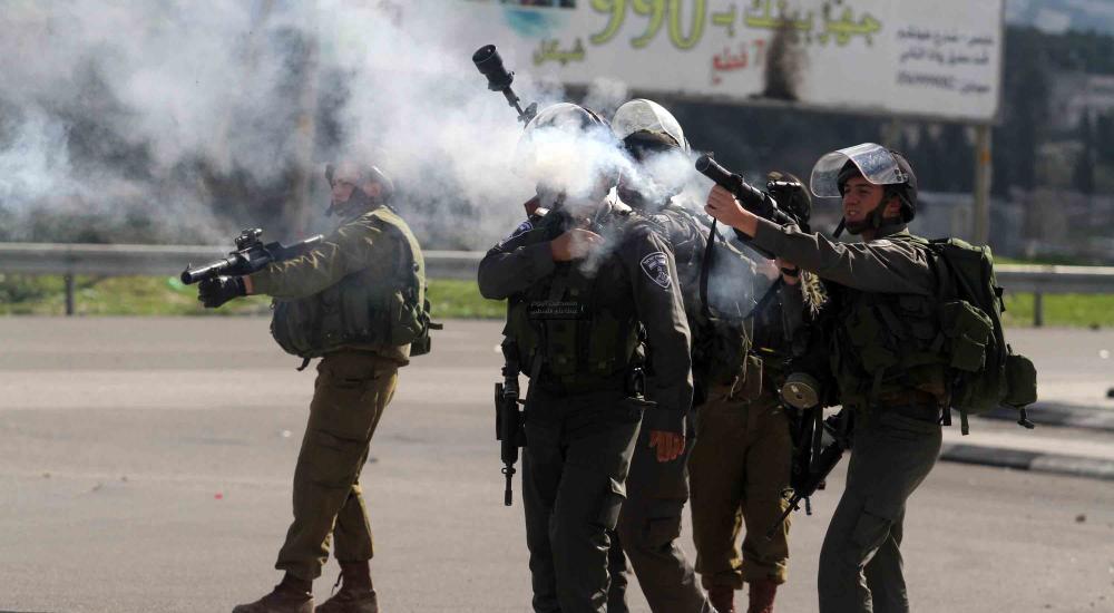 جنود من جيش الاحتلال يطلقون قنابل غاز صوب متظاهرين فلسطينيين (أرشيف)