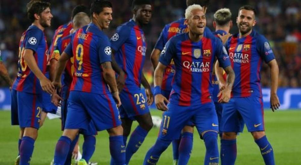 نيمار مع لاعبي برشلونة