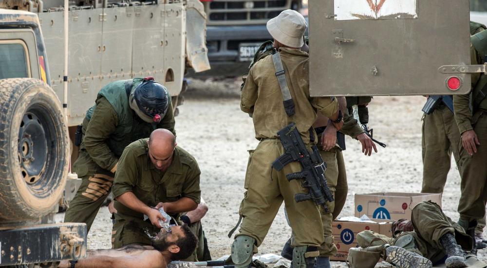 جنود إسرائيليون ينقذون زملاء لهم أصيبوا خلال العدوان الأخير على غزة