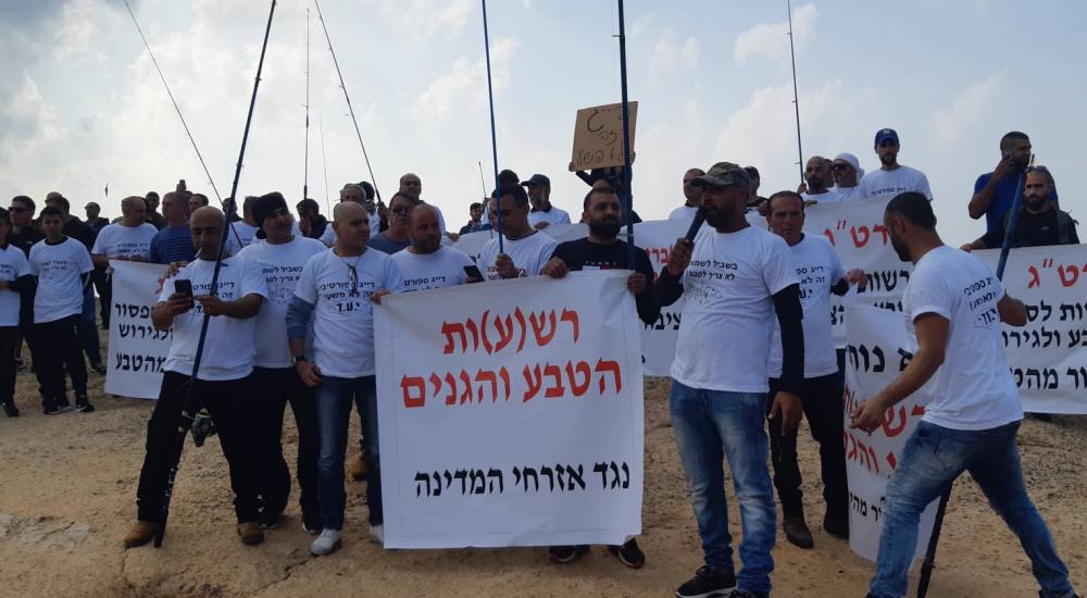 صيادو الاسماك يتظاهرون احتجاجا على الحظر الموسمي على الصيد