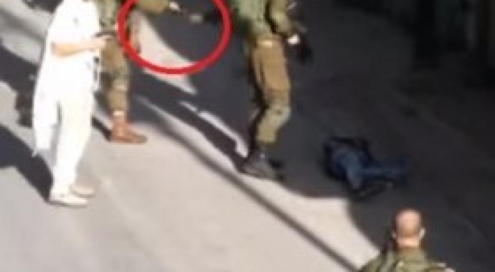 إلقاء جنود الاحتلال سكينا بجانب الشهيد