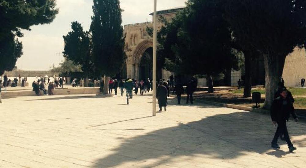 تجمع المصلين لصلاة الكسوف في المسجد الأقصى