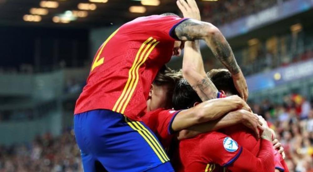 فرحة لاعبي منتخب إسبانيا بالفوز على إيطاليا