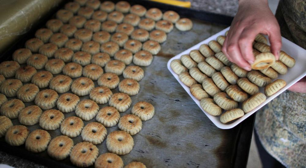 تتعدد أشكال الكعك كالحلقات المحشوة بعجينة التمر أو المكسرات