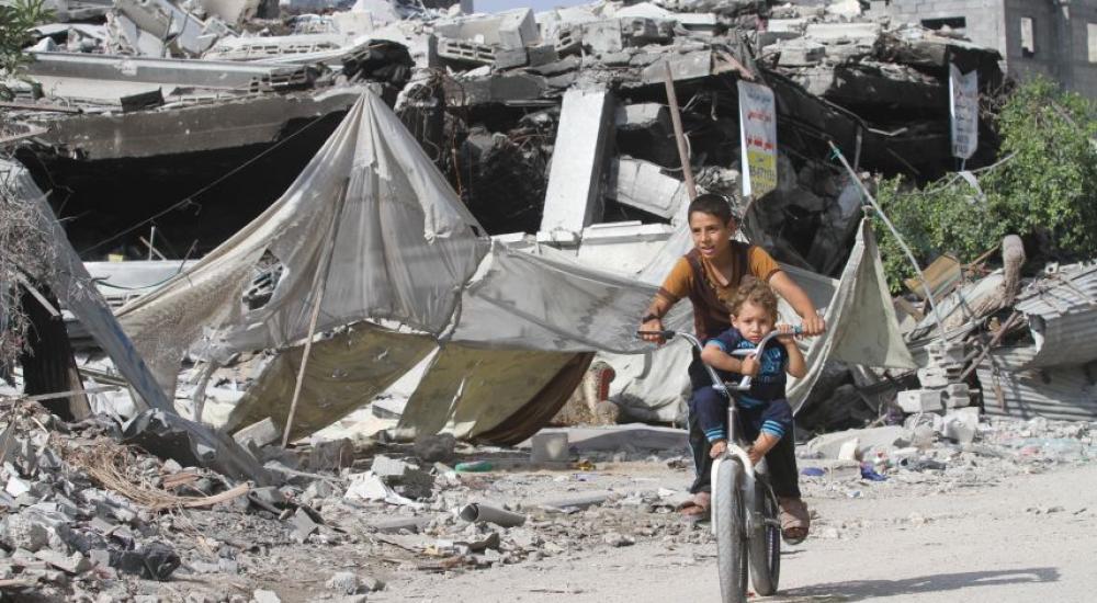 طفل يلهو بين بيوت دمرها الاحتلال بعدوانه الأخير على غزة