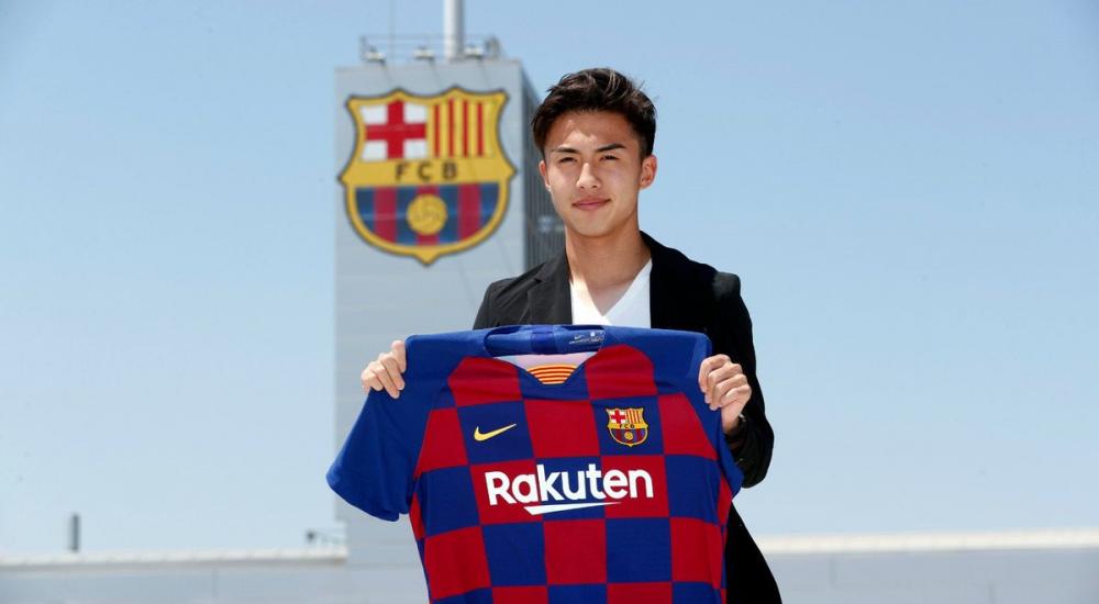 هيروكي آبي بقميص برشلونة