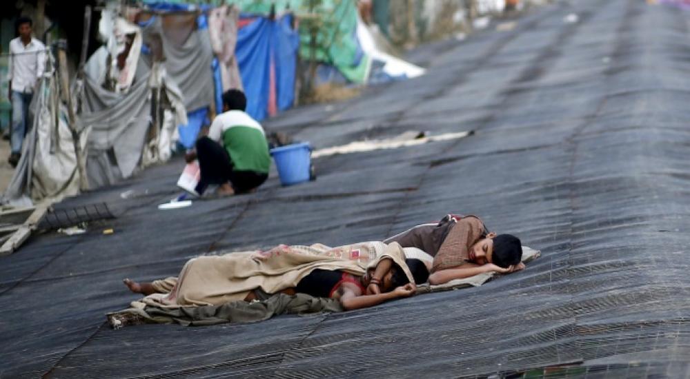 عمال ينامون فوق أسطح الأكواخ جراء الحر في نيودلهي 