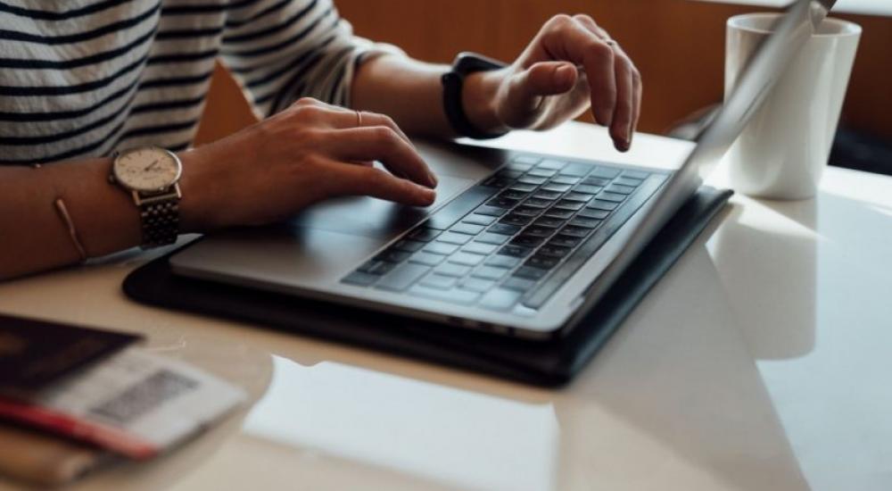 بحث-عن-التعليم-الالكتروني-825x510