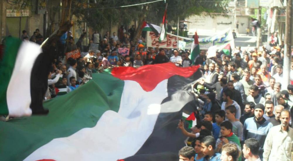 ارك عشرات اللاجئين الفلسطينيين في مخيم اليرموك في سوريا في حفل لإحياء ذكرى يوم الأرض