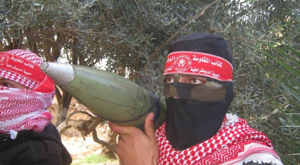 أحد مقاتلي كتائب المقاومة الوطنية يحمل صاروخا