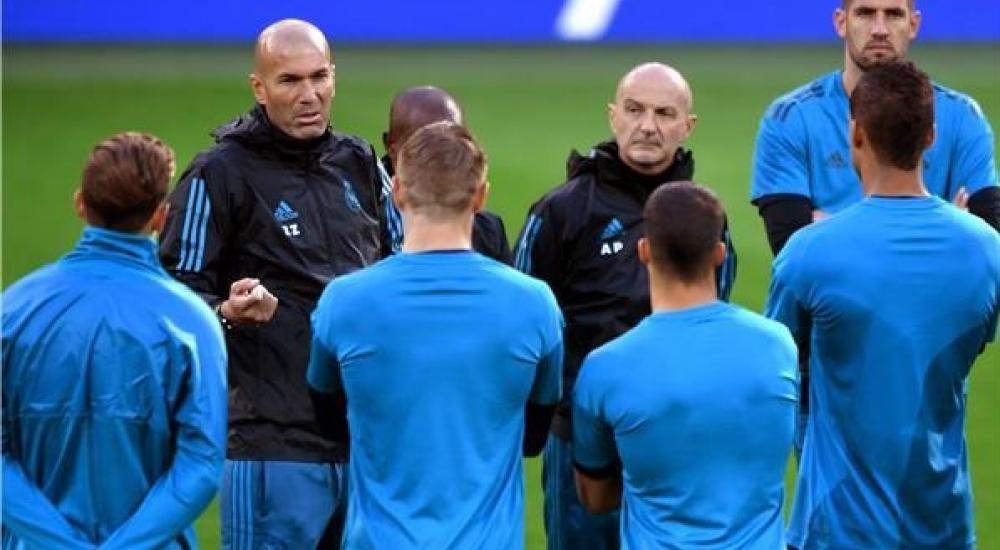 زيدان مع لاعبي ريال مدريد