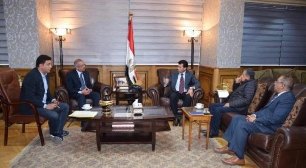 جانب من لقاء وزير الرياضة المصري أشرف صبحي مع مجلس إدارة الهيئة العامة لإستاد القاهرة