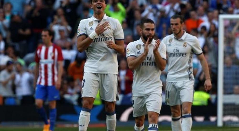 بيبي مع لاعبي ريال مدريد