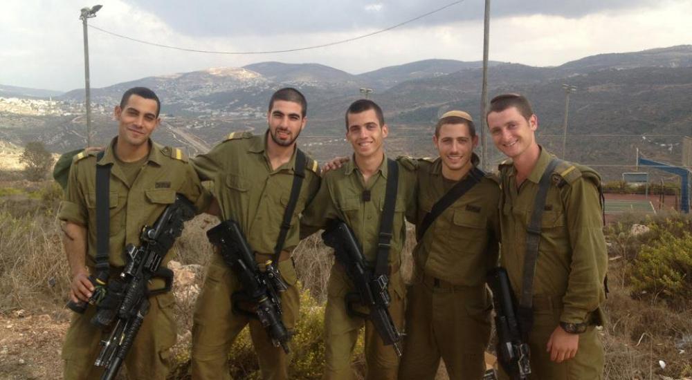 الجندي الإسرائيلي الأسير لدى كتائب القسام يسار الصورة