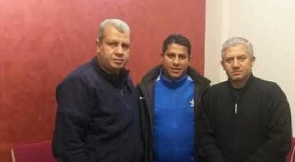 رئيس مجلس إدارة التفاح عاطف حمادة ومدير الكرة أسامة حسونة مع المدرب أبو الصادق