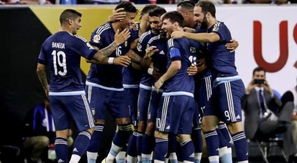 فرحة لاعبي الأرجنتين بالفوز