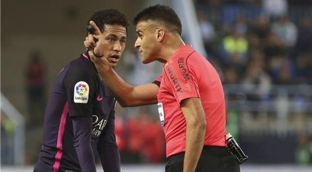 نيمار تعرض للطرد في مباراة ملقا