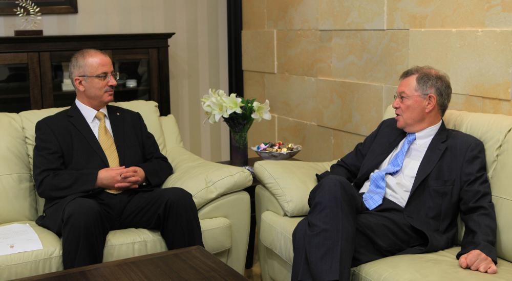  رئيس وزراء حكومة التوافق الوطني رامي الحمد الله ومنسق الأمم المتحدة لعملية التسوية في الشرق الأوسط روبرت سيري