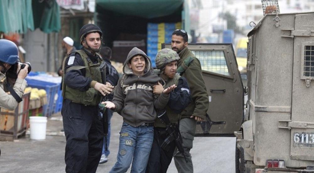جنود الاحتلال يعتقلون طفلًا فلسطينيًا (أرشيف)