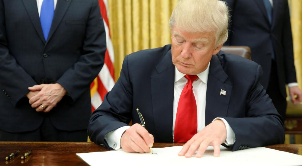 932960-ترامب-فى-مكتبه-البيضاوى