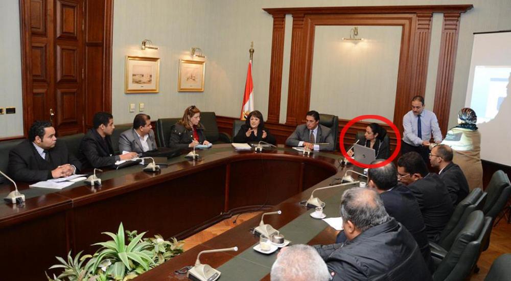 زوجة المسئول المصري بجانبه