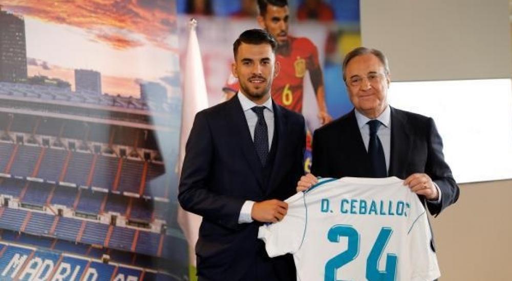 جانب من تقديم اللاعب داني سيبايوس لوسائل الإعلام