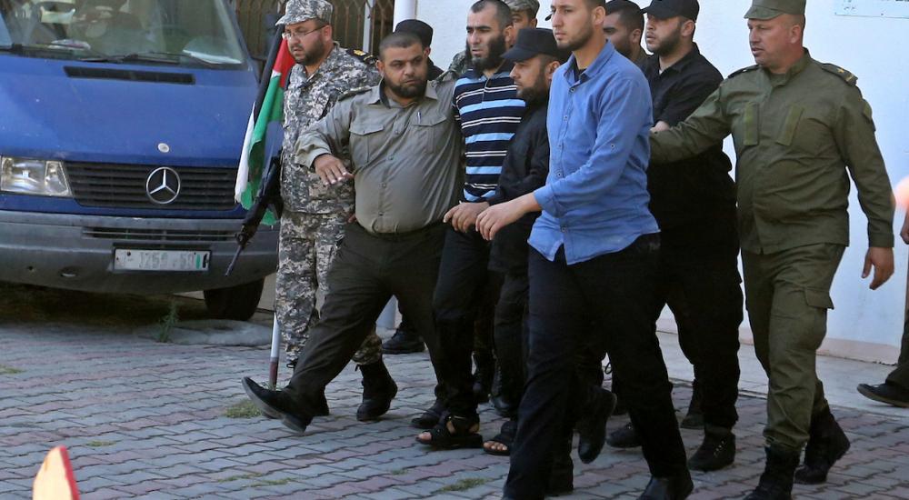 اقتياد أحد المدانين باغتيال فقها بعد إصدار حكم الإعدام بحقه (صفا)