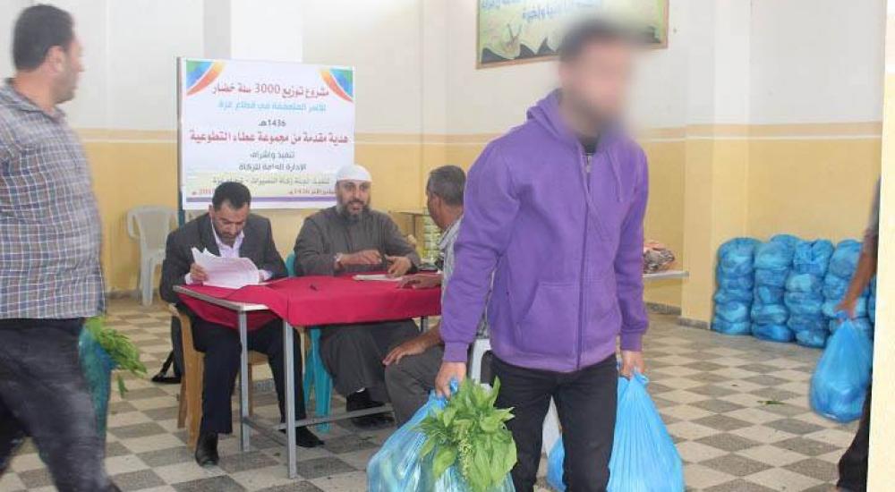 جانب من تسليم المساعدات