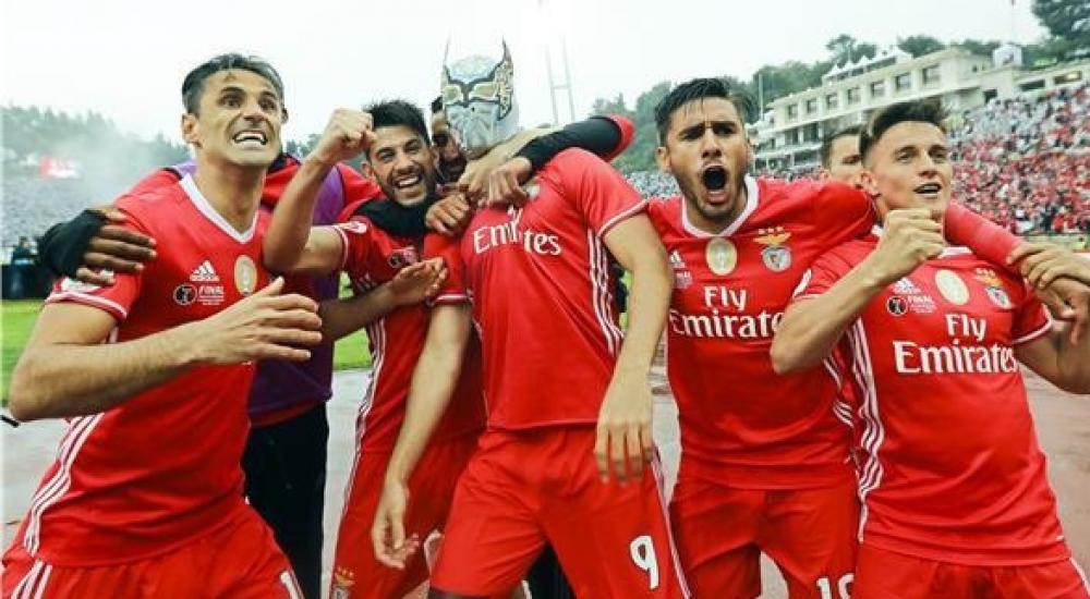 فرحة لاعبي بنفيكا بالفوز باللقب