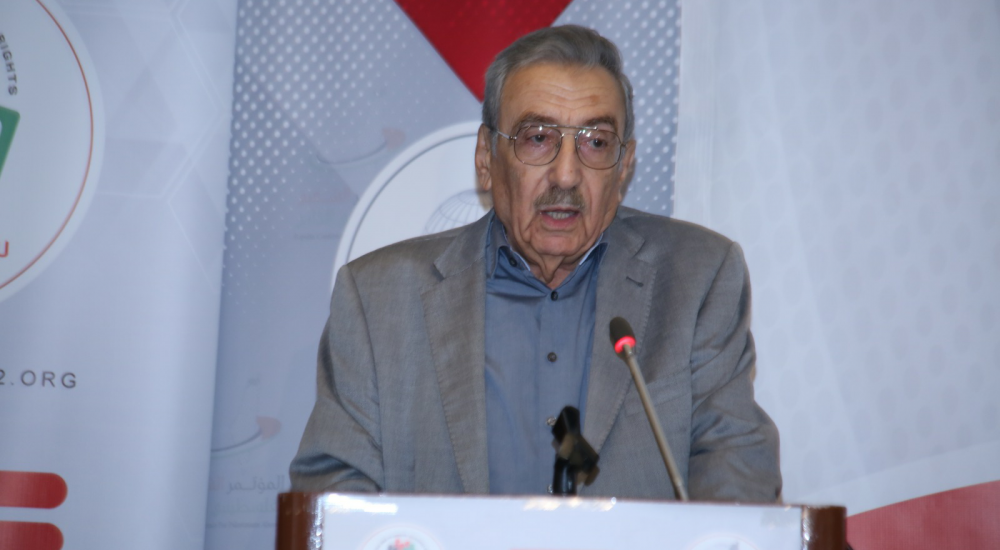 الأستاذ منير شفيق الأمين العام للمؤتمر الشعبي لفلسطينيي الخارج أثناء إلقاء كلمته في المؤتمر 
