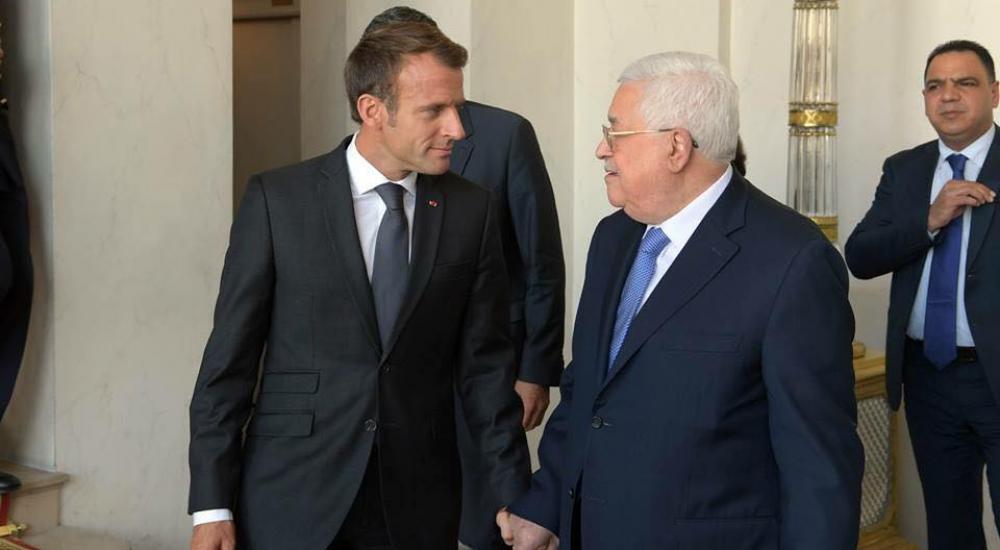 جانب من استقبال الرئيس الفرنسي للرئيس عباس في قصر الإليزيه بباريس